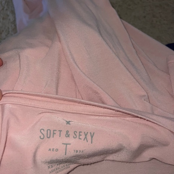 American Eagle T-shirt, color light pink, size xs - Picture 3 of 3
